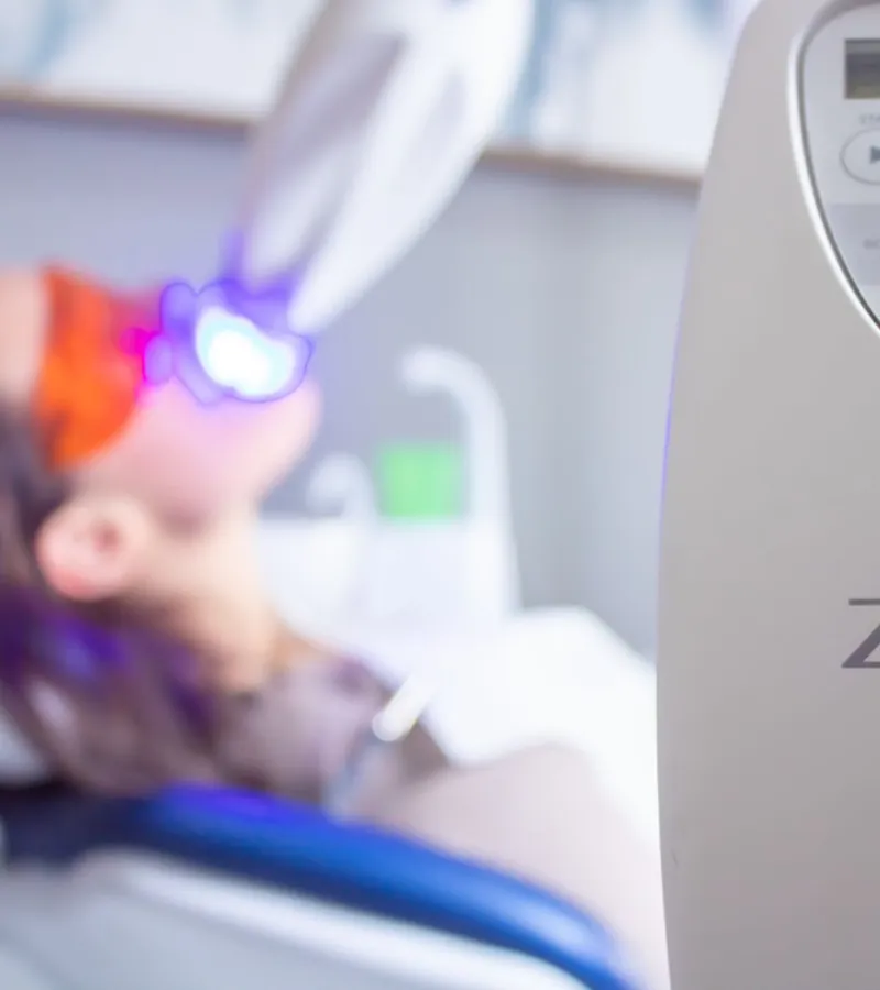 Paciente durante un blanqueamiento dental con el equipo Philips Zoom