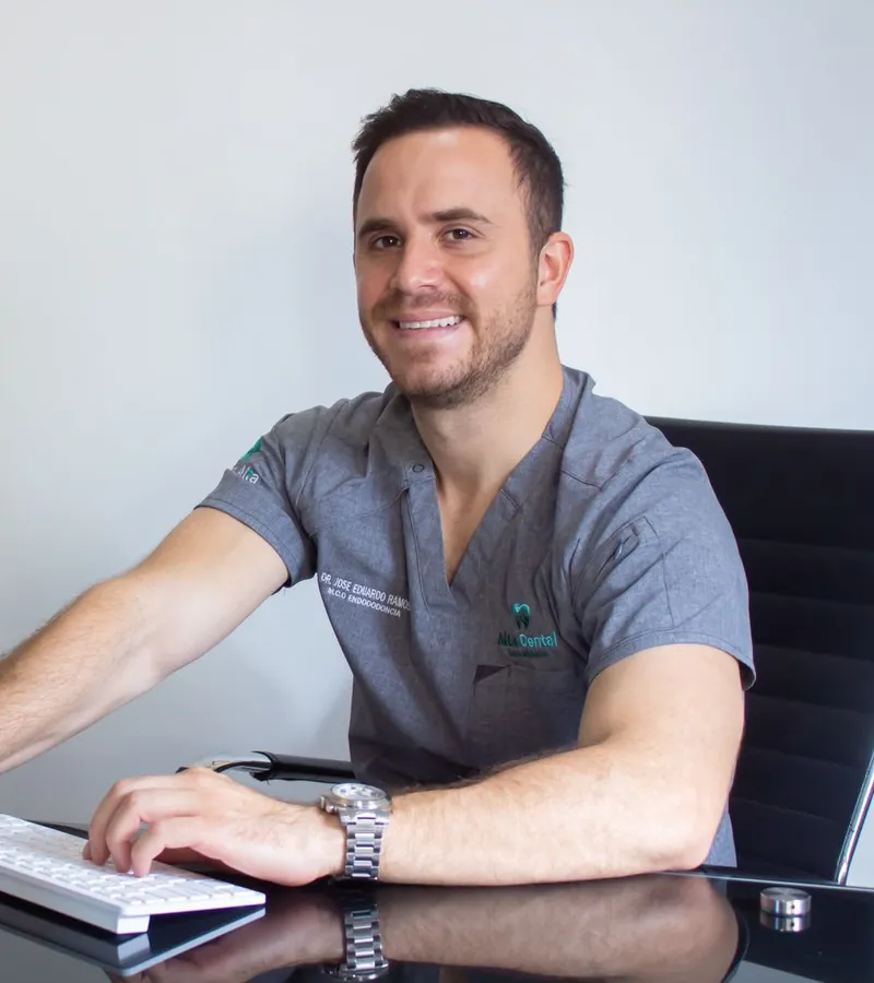Dr. José Eduardo Ramos en su escritorio de consulta en Alta Dental Especialidades