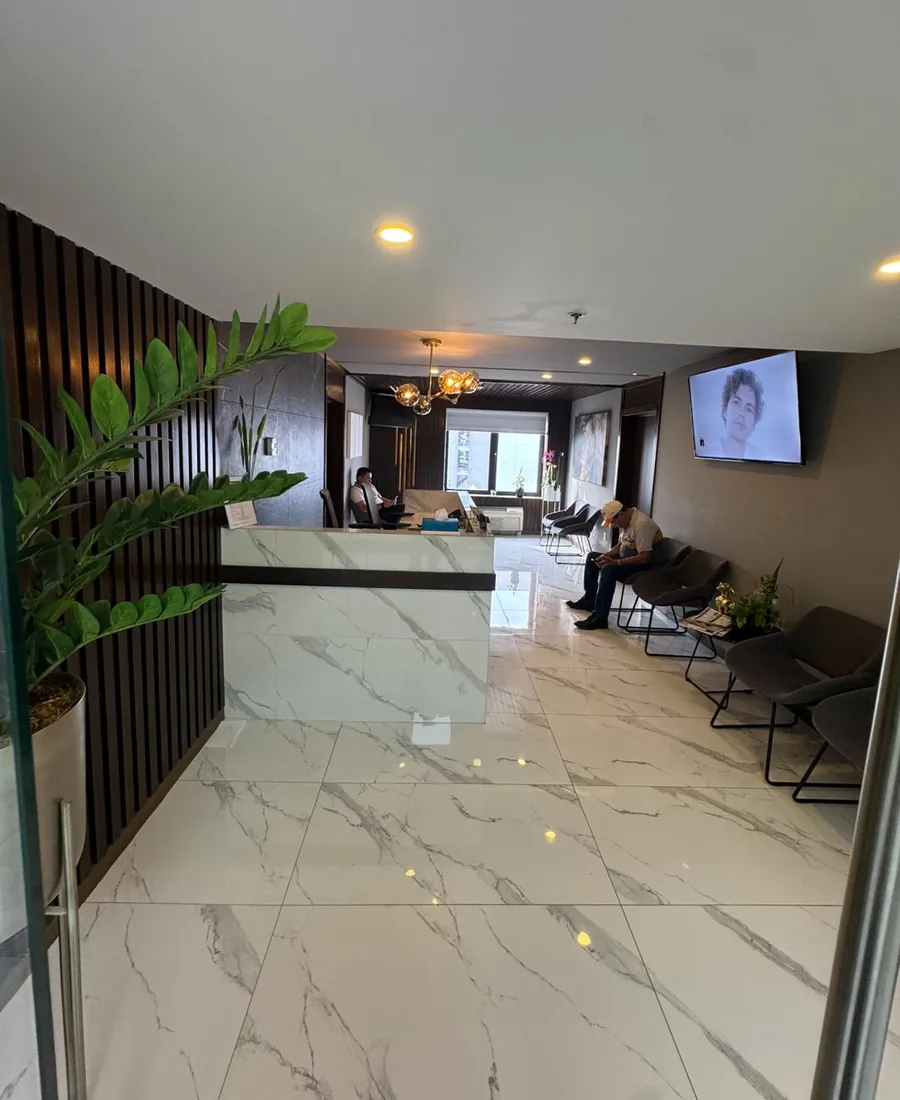 Recepción y sala de espera de Alta Dental Especialidades en Chihuahua
